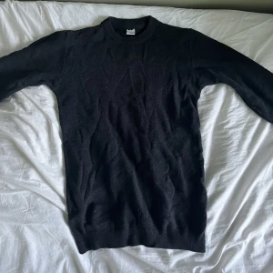 Tjocktröja - Tjocktröja från Visual Clothing Project. Sitter fint o riktigt bekväm som en hösttröja! Inga hål eller repor så den är som ny. Har en katt i hemmet!!