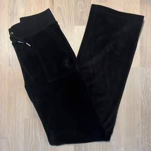 Säljer mina äkta svarta juicy couture byxor med fickor där bak i storlek S, då det är förkorta på mig, och inte kommer till lika mycket användning längre. Har använt dem en del gånger men fortfarande i fint och bra sick.🩷Nypris: 1100kr säljer för 550kr