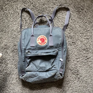 Mörkblå kånken - En mörkblå fjällräven ryggsäck jag haft ett par år, använt en höst ungefär. Fint skick men är lite smutsig, vilket lätt går bort i tvättmaskinen. 