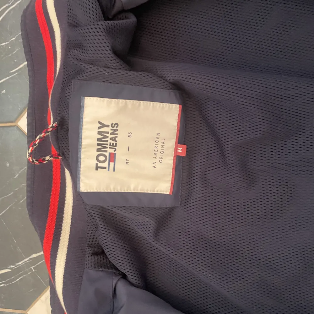 En snygg vårjacka från Tommy Hilfiger. Kan skicka fler bilder om ni vill ha. . Takit.