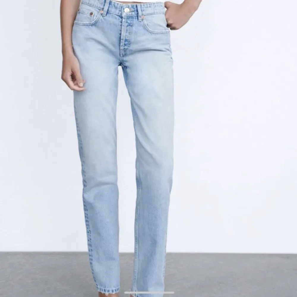 Raka ljusblåa jeans från zara med medelhög midja, inga defekter förutom ett litet hål på framsidan men syns knappt när man har på sig jeansen, har inga bilder på dem blivit för små, storlek 38 men skulle säga passar mer en 36. Jeans & Byxor.