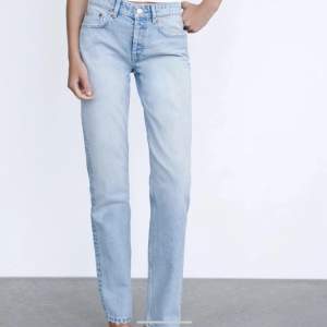Raka ljusblåa jeans från zara med medelhög midja, inga defekter förutom ett litet hål på framsidan men syns knappt när man har på sig jeansen, har inga bilder på dem blivit för små, storlek 38 men skulle säga passar mer en 36