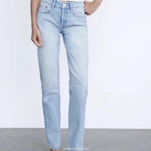 Raka jeans - Raka ljusblåa jeans från zara med medelhög midja, inga defekter förutom ett litet hål på framsidan men syns knappt när man har på sig jeansen, har inga bilder på dem blivit för små, storlek 38 men skulle säga passar mer en 36