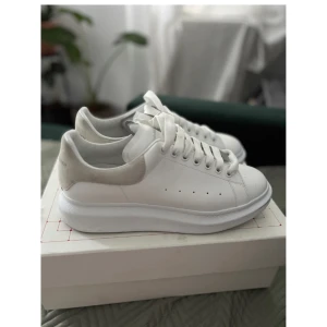 Alexander McQueen  - Alexander McQueen skor i väldigt bra skick! En sjukt snygg sko som är sparsamt använda! Original box finns!