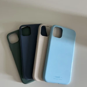 Holdit mobilskal  - Säljer dessa fyra mobilskal från holdit. Skalen passar en iphone 11. De är lite skador på vissa men i det stora hela är de väldigt fina! 