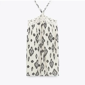 Zara klänning  - Säljer denna utsålda zara klänning då den ej kommer till användning! Den är bara provad❤️ storlek s