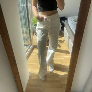 Straight mid waist jeans från NA-KD med långa ben. Inga anmärkningar, som nya!