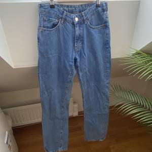 Bikbok Jeans i modellen low straight, säljer endast för inte kommer till användning men de är nästintill i nyskick! Frakt tillkommer