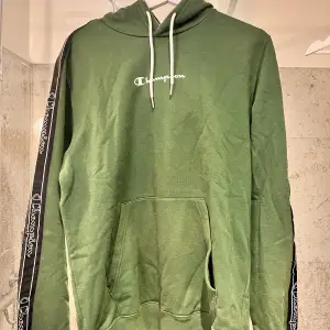 Grön champion hoodie  Knappt använd köptes för 700kr Pris kan diskuteras vid snabb affär