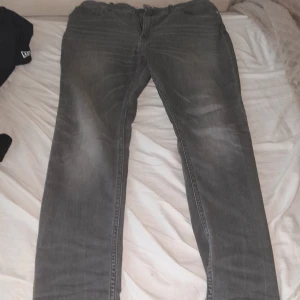 Snygga grå jeans - Säljer nu mina jeans för jag inte använder de längre. Skinny stil men skulle mer söga att den passar som slim fit