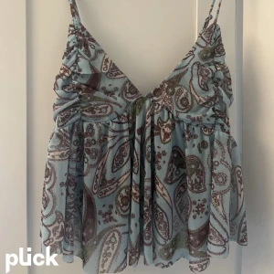 Urban Outfitters volang topp - Gullig urban outfitter med så fin passform. Har aldrig använts❤️