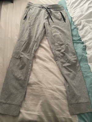 Mjukis byxor - Sköna mjukis byxor man kan ha överallt oavsett om man är ute eller inne. Perfekt för ”chill” vibes. 61% polyester 35% bomull 4% elastane. Storlek S