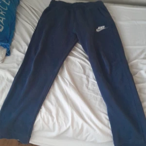 Blå nike mjukisbyxor - Säljer mina nike byxor för jag har tapoat intresse. Inga skador
