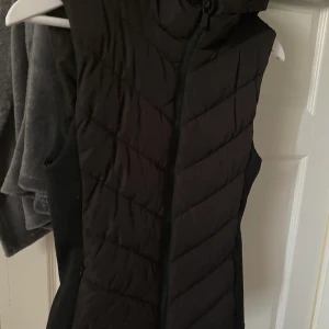 Zara väst  - Säljer min zara väst pga kommer inte till användning. köpt för 400kr. Storleken är xs men tror även den kan passa en s för är väldigt stretchig på sidan 