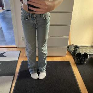Mid waist straight jeans från zara. Jätte snygga🙌🏼skriv för frågor 