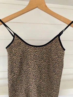 Leopardmönstrat linne  - 🤎🤍🤎