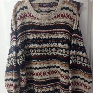 Fin stickad kofta  - Jättemysig stor kofta (storlek L) i gott skick   Säljes pga rensning i garderob  