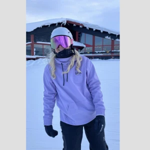 Skidjacka  - Super fin och cool skid/snowboard jacka. Köpt från ridestore. Använd 1 skidsäsong med väldigt få antal gånger. Köpt för 1500 och säljer det för 1000 kr 