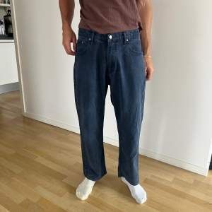 Vintage Calvin Klein jeans i blå tvätt. Storlek uppskattas till 30/30 men om man har dom lägre på midjan cirka 30/32. Riktigt goa men något korta för min längd och preferens. Är 185. 