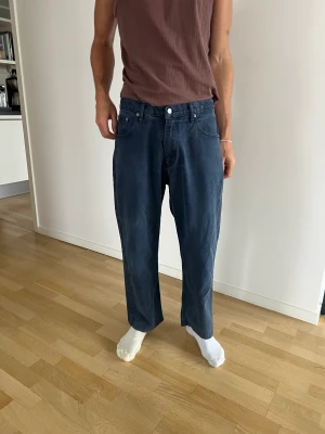 Vintage Blå Calvin Klein jeans - Vintage Calvin Klein jeans i blå tvätt. Storlek uppskattas till 30/30 men om man har dom lägre på midjan cirka 30/32. Riktigt goa men något korta för min längd och preferens. Är 185. 
