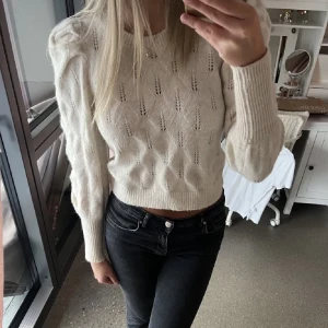Stickad tröja  - Supersöt stickad tröja från vila🤍 I en beige färg 