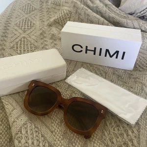 Chimi - Säljer mina Chimis i 08 Havana. Solglasögon är varsamt använda utan några repor eller skador💖 Man får med hela kitet med box, förvaringslåda och även en putsduk.  Pris kan diskuteras 💞
