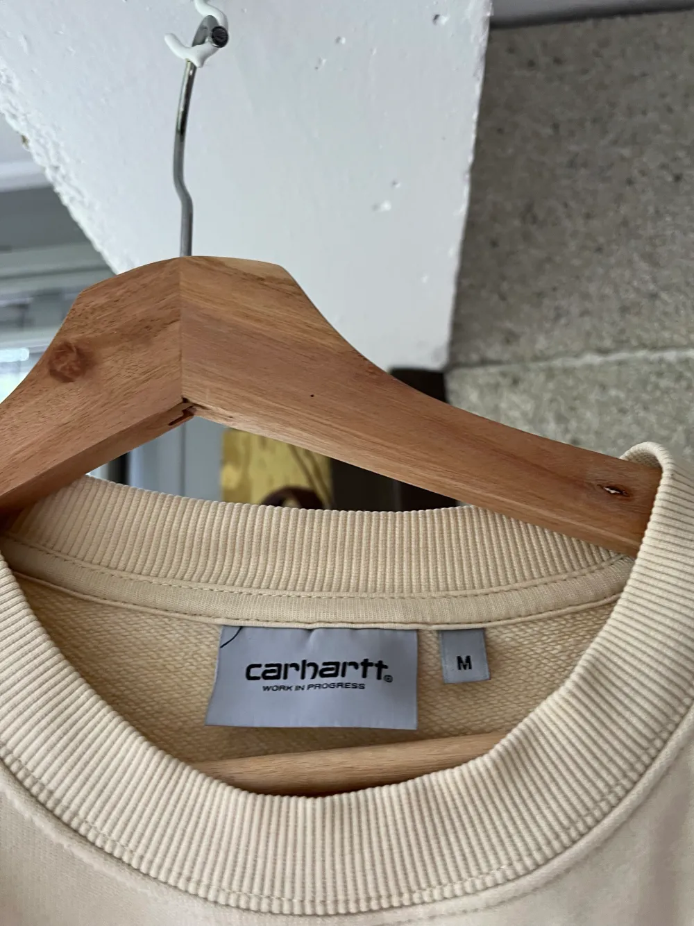 Carhartt sweatshirt använd mycket men i mycket bra skick!. Tröjor & Koftor.