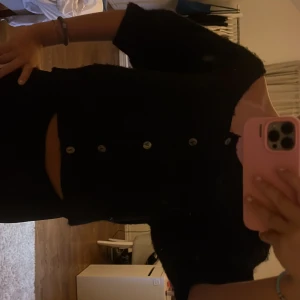 stickad kofta - intressekoll på min fina kortärmade kofta! köpt på lindex, strl L men passar mig som har s