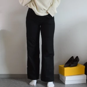 Armani byxor - Svarta byxor  Strl: 38 (står 40 men liten i storlek)  Modell: normal midja, vida ben, fyra fickor Mått: benlängd innersöm 77cm, midja 78cm, benöppning 26cm Märke: Armani jeans  Material: 97% bomull, 3% elastan  Skick: använt skick, inga synliga defekter