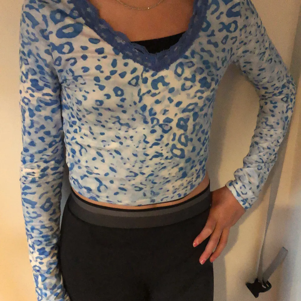 Säljer denna ljusblå tröja med mörkblått leopardmönster för att den är för liten för mig. Den är i väldigt bra skick bara använd ett fåtal gånger. Strl S men passar även xs. Orginalpris 99 kr, men säljer för 15 kr! 🩵🩵🩵. Toppar.