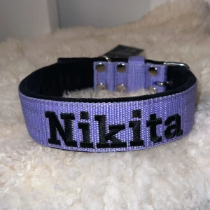 Hundstaff hundhalsband  - Lila halsband med namn från Hundstaff, med minky komfort på insidan.  Halsbandet är helt nytt och oanvänt med lappen kvar.   4cm brett, Stl. 65 (halsomkrets 49-57cm) 350kr +frakt.   