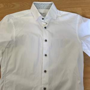 Riktigt schysst bomullsskjorta ifrån svenska Stenströms. Skicket är riktigt bra och skjortan är försiktigt använd och tvättad. Köpt på Nk för 1599:-. Storlek XS/36 i passformen Slimline. Tveka inte att höra av er vid minsta fundering, allt gott!