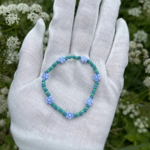 Armband  - Handgjorda armband 1 st för  10kr, köp 3 st för 20kr ☺️