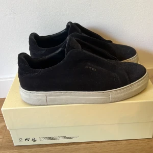 Arigato clean 360 - Säljer mina arigato clean 360 i färgen mörkblå. Skicket är 9/10. Skriv vid frågor och funderingar 