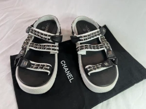 Sandaler  - CC sandaler i skin med silver färgad kedja. Storlek 39.  