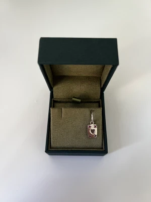 Maria Nilsdotter Örhänge - Säljer detta örhänge från Maria Nilsdotter. Går inte att köpa längre och är väldigt unikt!