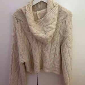 Stickad huvtröja. - Säljer denna stickade huvtröjan ifrån zara i stolek M. Använd fåtal gånger. 300kr ❤️