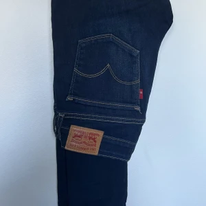 Levis jeans  - Fina mjuka jeans från levis. Använda fåtal gånger så nyskick!