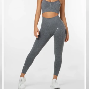 Träningstights - Säljer dessa grå scrunch tightsen från famne! Använda max 5 ggr, alltså är de i väldigt fint skick💗 Nypris: 599kr, säljer för 300kr 💗