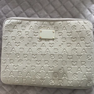 Marc jacobs datorfodral  - Köpte detta datorfodralet för mindre än ett år sen här på plick. Har vissa små små hål som redan var där när jag fick den. Säljer den nu för att jag har köpt ett annat, och egentligen inte vill ha den liggandes😇köparen står för frakten! 