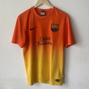 Barcelona 2012/13 Bortatröja - Barcelonas Hemmatröja från säsongen 2012/13. Tröjan är i toppskick. Tveka inte att kontakta mig vid frågor!