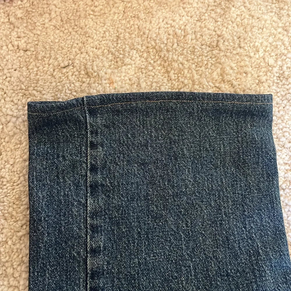 Säljer dom här jättefina midwaist flare jeans från Gina 💕 Bra skick, uppsydda längst ner för att dom ska passa i  längden  för någon som är ca 158 cm 💗. Jeans & Byxor.