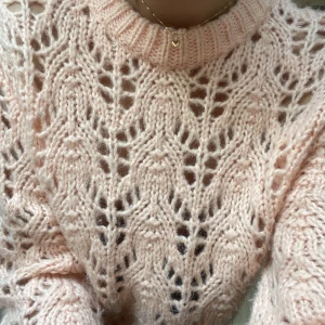 Stickad tröja  - Super fin stickad tröja med mönster i wool-blend ! 