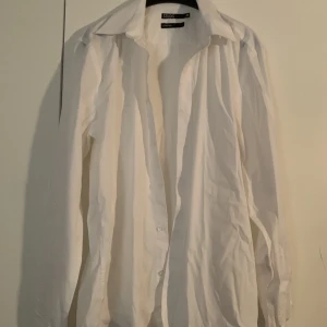 Vit stretch skjorta - oanvänd - Vit oanvänd stretch skorta st M