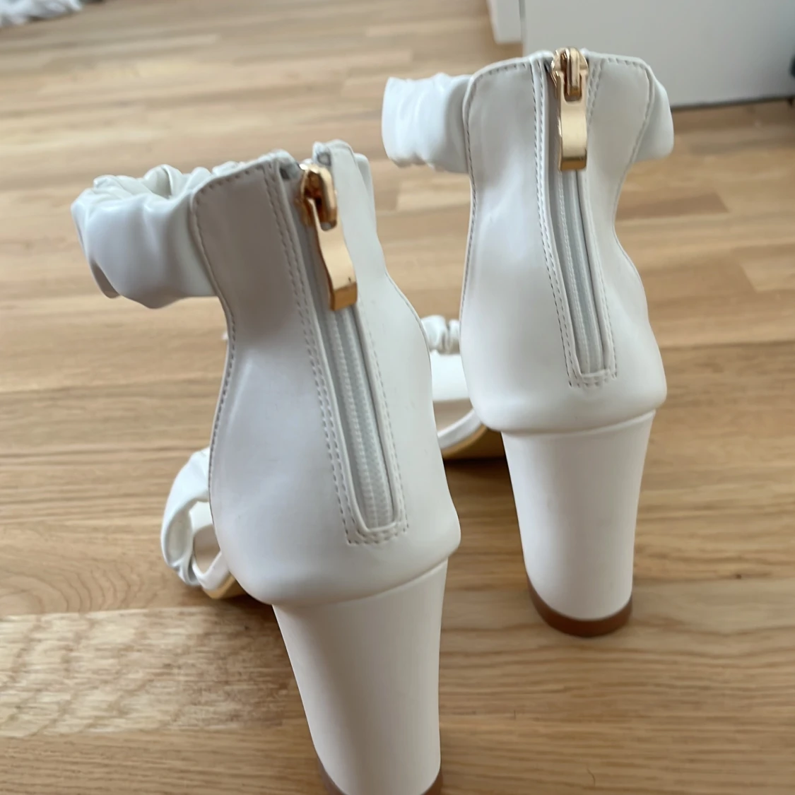 Vita klackskor från shein  - 90