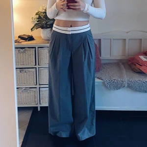 Kostymbyxor  - Säljer ett par kostymbyxor. Strl M. Använda 1 gång. Köpare står för frakt💗