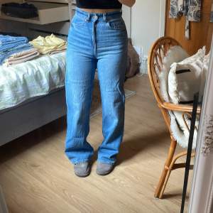 Vida jeans från H&M, storlek 34. Väldigt gott skick, jag är 164 och den är perfekta i längden på mig