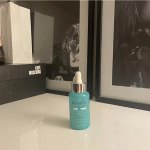 Kerastase  - Serum från kerastase som ska få håret att växa, används ej. Testad en gång, därav nästan full. Nypris runt 400 kr 🫶🏼