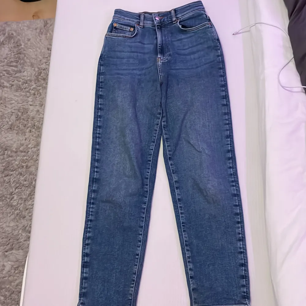 Ett par blåa jeans från gina trico💙Väldigt bra skick då de nästan aldrig har använts! Original pris: 600kr. Skriv om du har några frågor :). Jeans & Byxor.