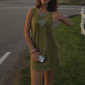 Unik klänning  - Retro thrifted klänning med ficka.